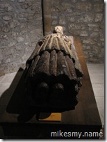 The tomb of Santa Toribio who brought the Lignum Crucis to this area and build the monastery (which is named after him).