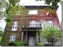 A pretty house in Comillas. It is covered in leaves just now turning for Autumn.