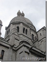 A view from the side of Basilique du Sacré-Cœur.