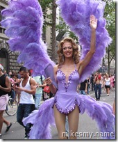 This reveler was WAY tall. Quite the costume too.